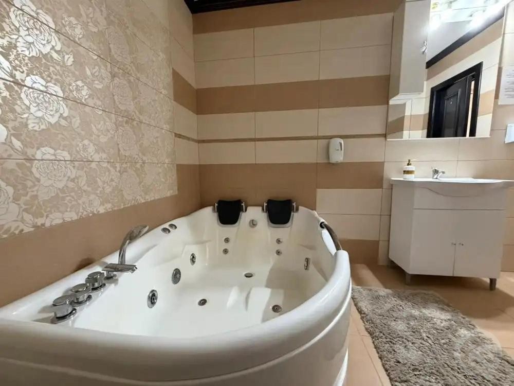 AMBASSADOOR SZÁLLODA Jászvásár 713731 thumb