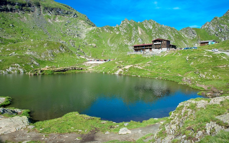 Bâlea-tó (a Fogarasi-havasok legnagyobb tengerszeme 2034 m magasságban)